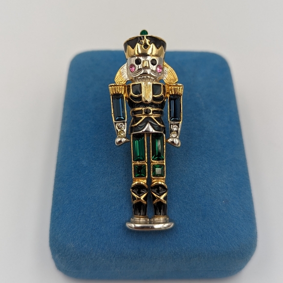 Vtg Signed MONET Retro Enamel Rhinestone Christmas Nutcracker Soldier Pin Brooch - Picture 4 of 7